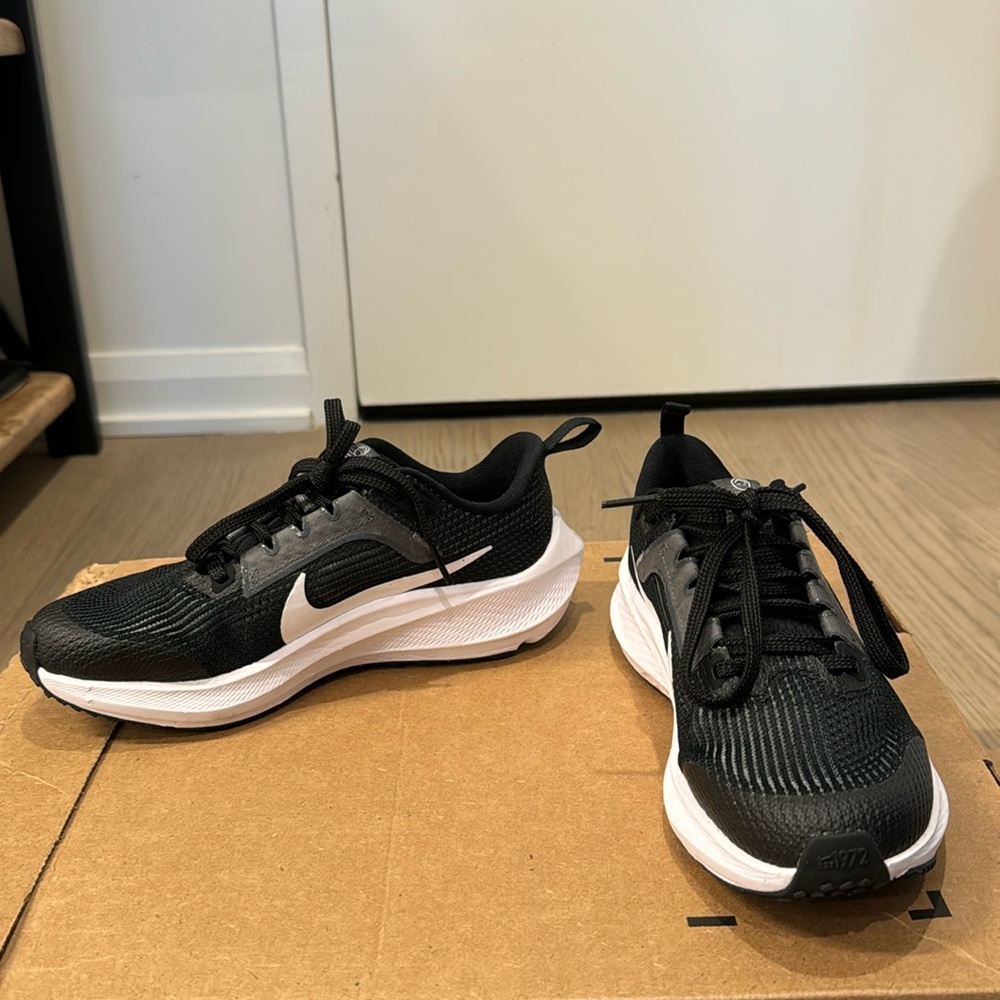 Brand new kids Nike sneakers. Size 2.5Y